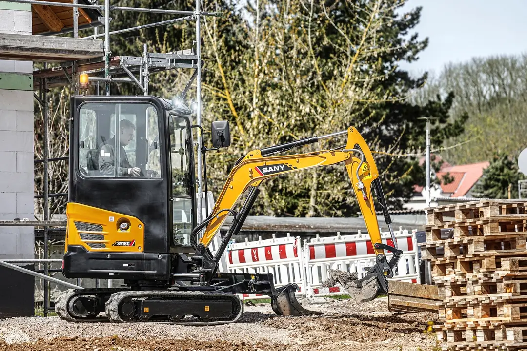 Mała koparka SANY SY18C PALETY