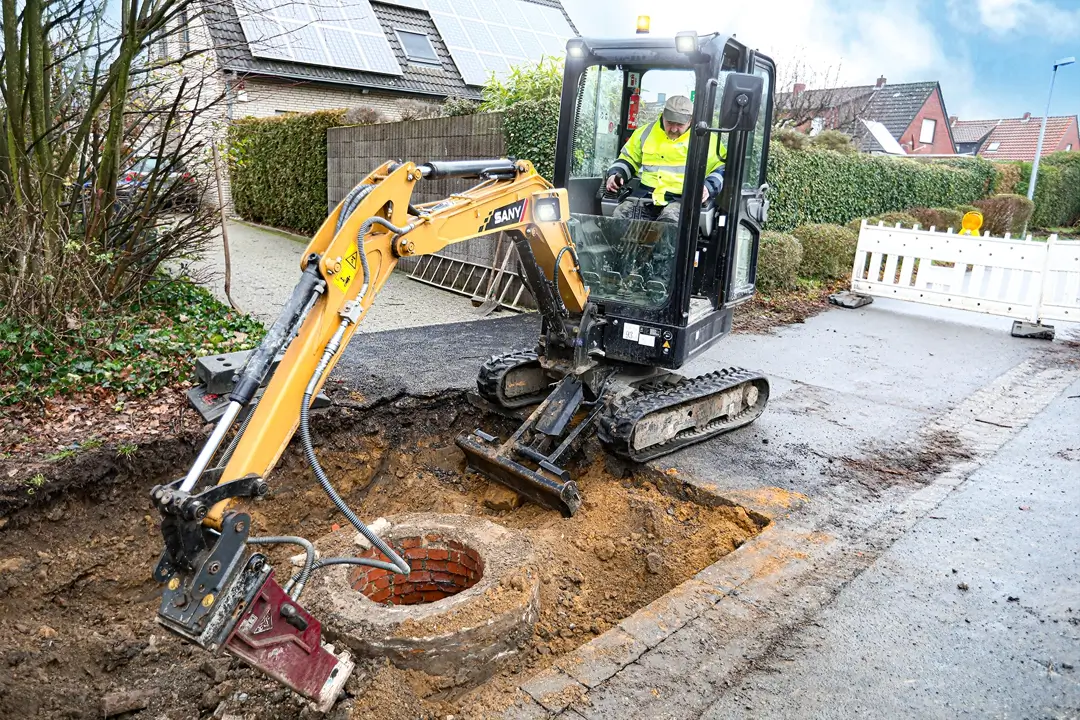 Mała koparka SANY SY18C studzienka
