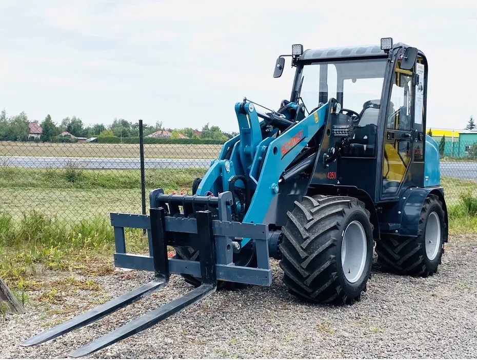 Miniładowarka na parkingu