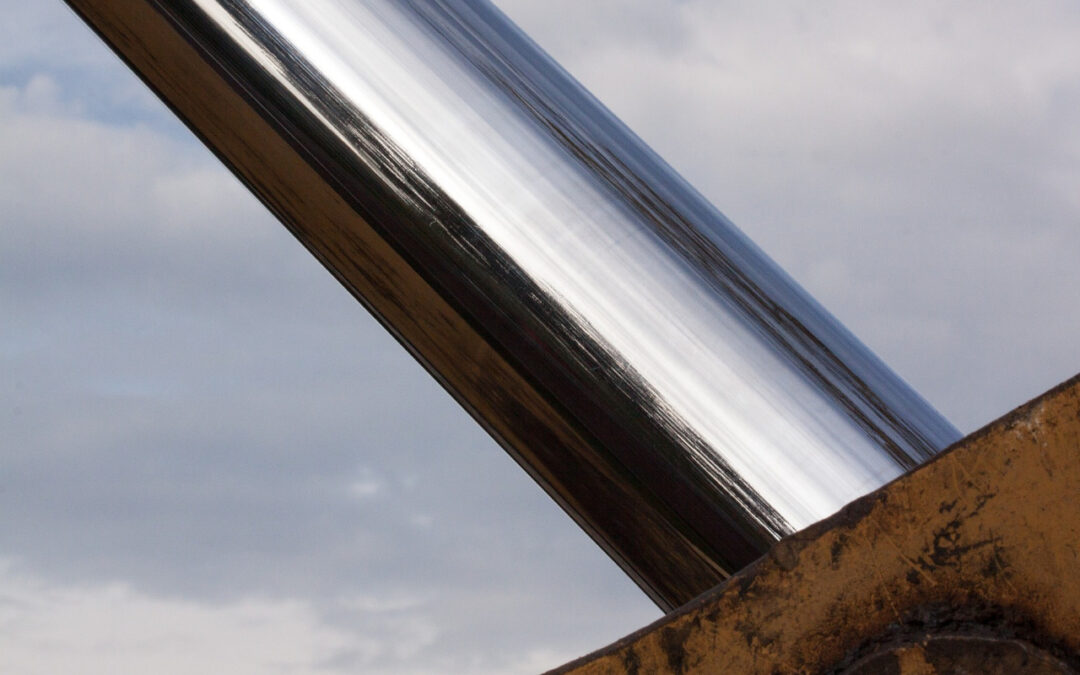 siłownik na tle nieba