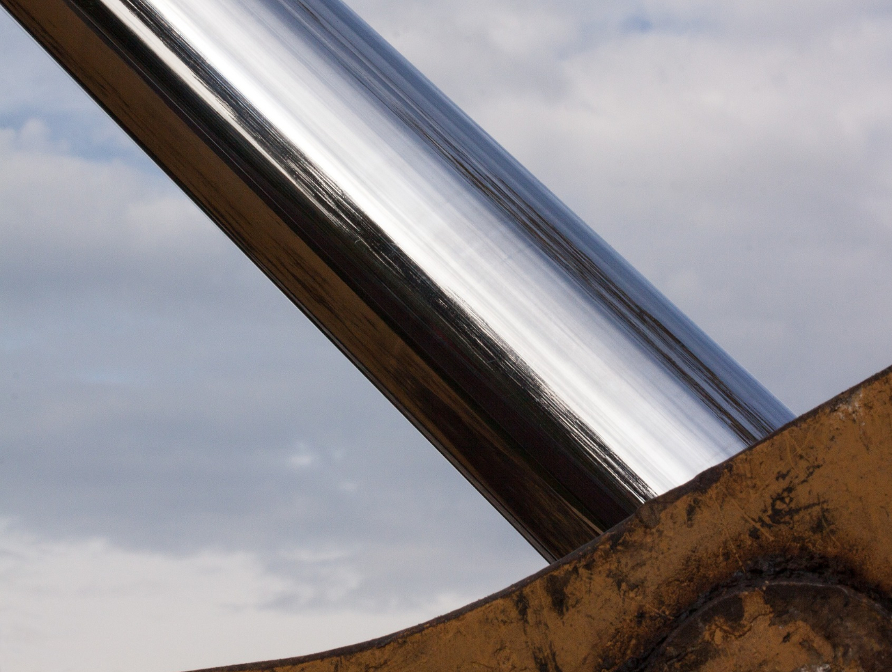 siłownik na tle nieba