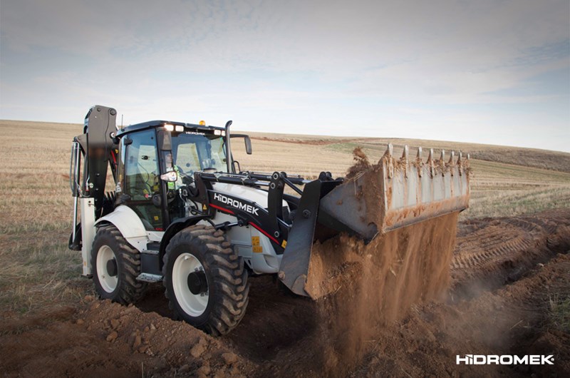 Koparko-ładowarka Hidromek HMK 102S pole