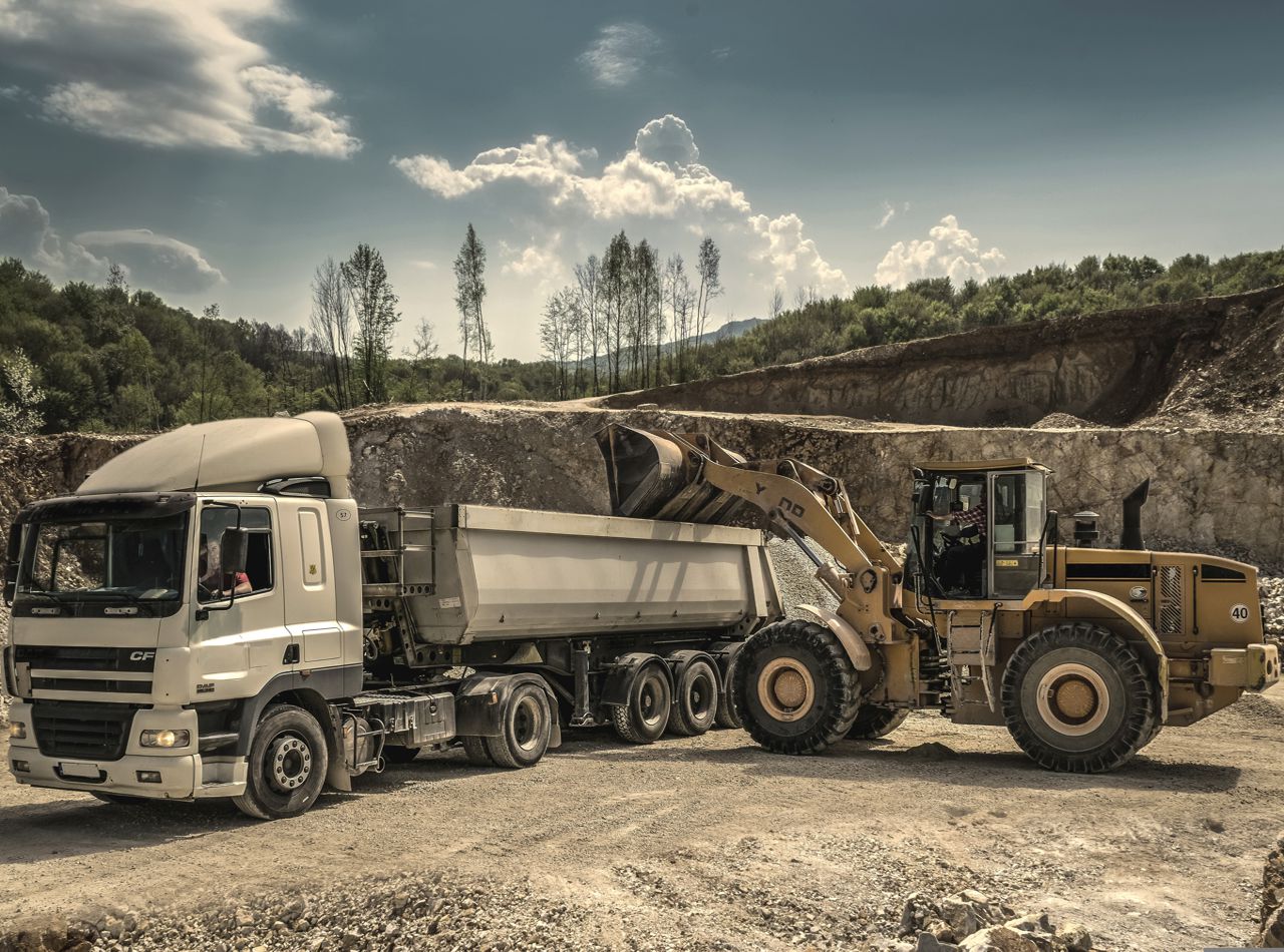 Ładowarka i ciężarówka