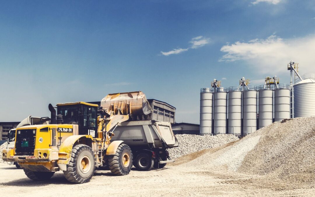 Ładowarka ładująca żwir na ciężarówkę