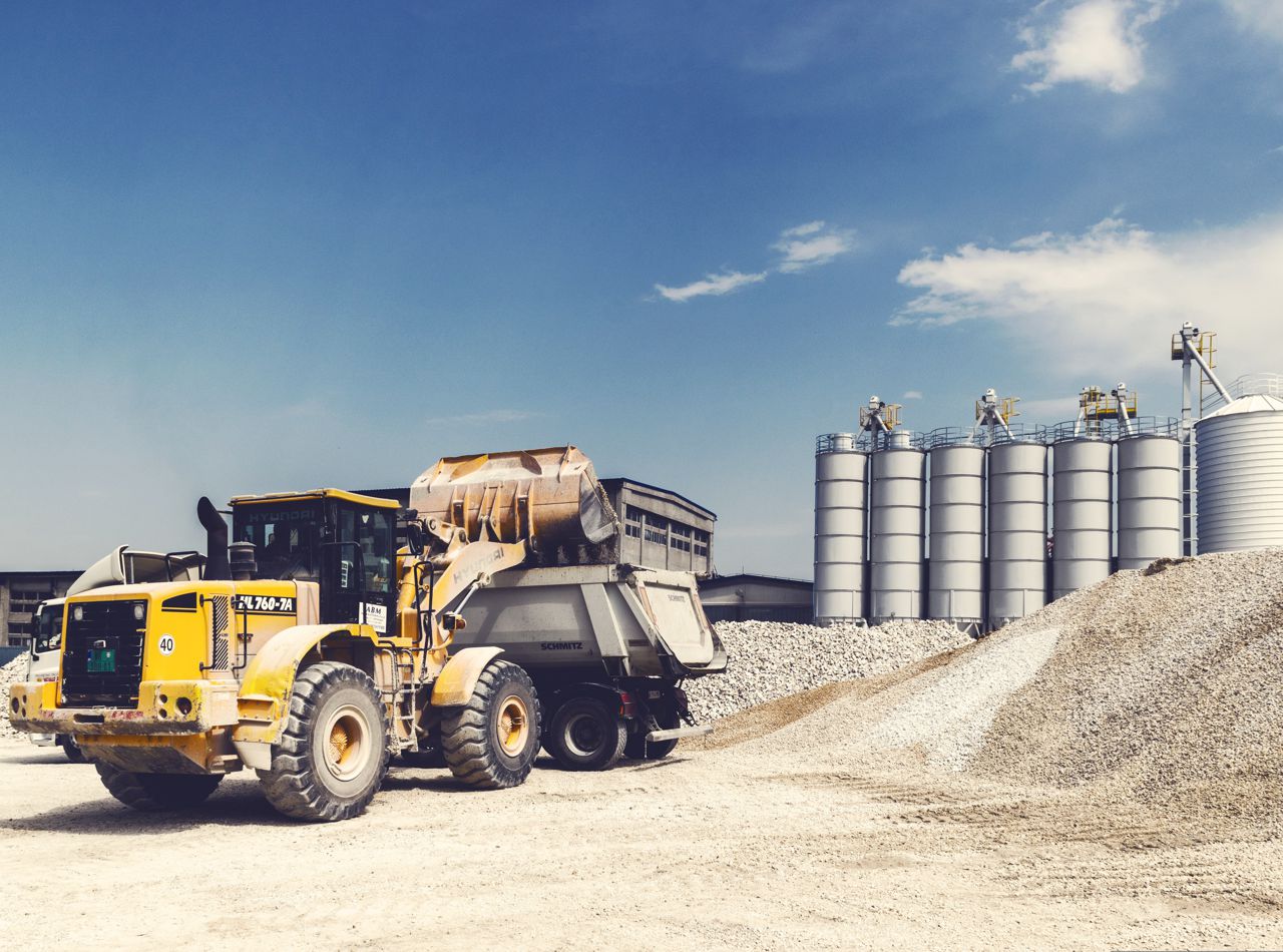 Ładowarka ładująca żwir na ciężarówkę