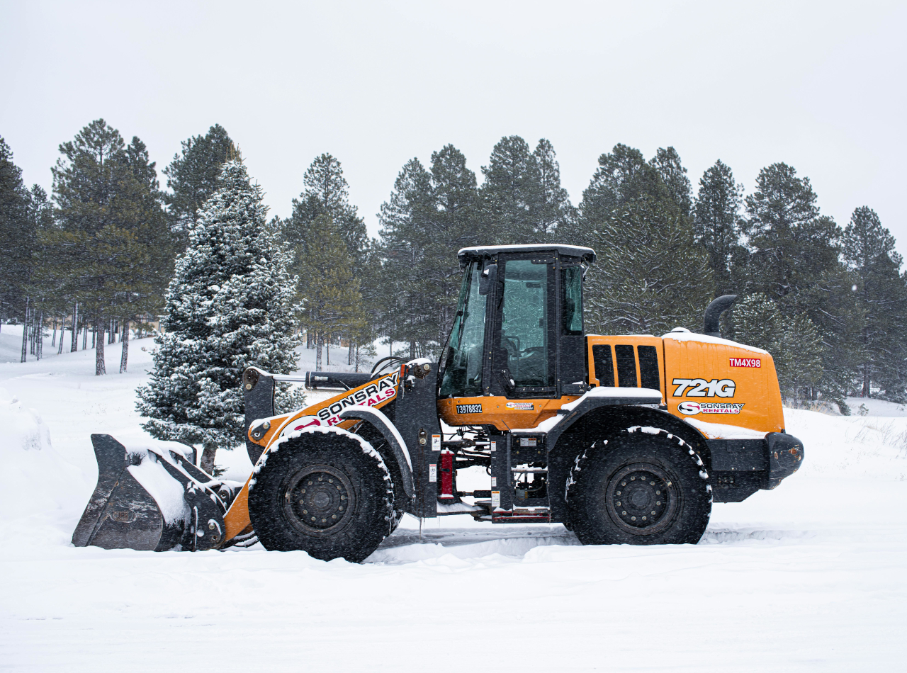 Ładowarka teleskopowa na śniegu