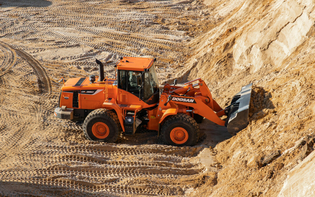 Ładowarka w wyrobisku piaskowym