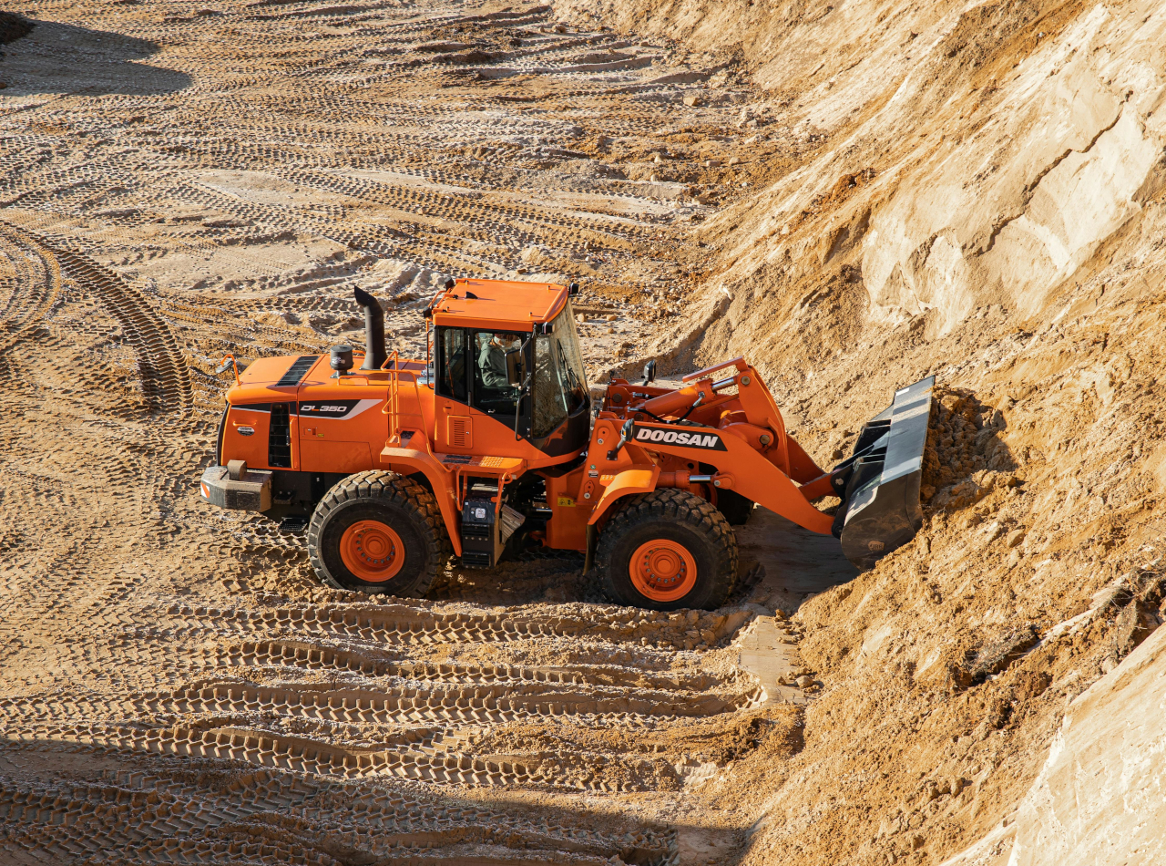 Ładowarka w wyrobisku piaskowym