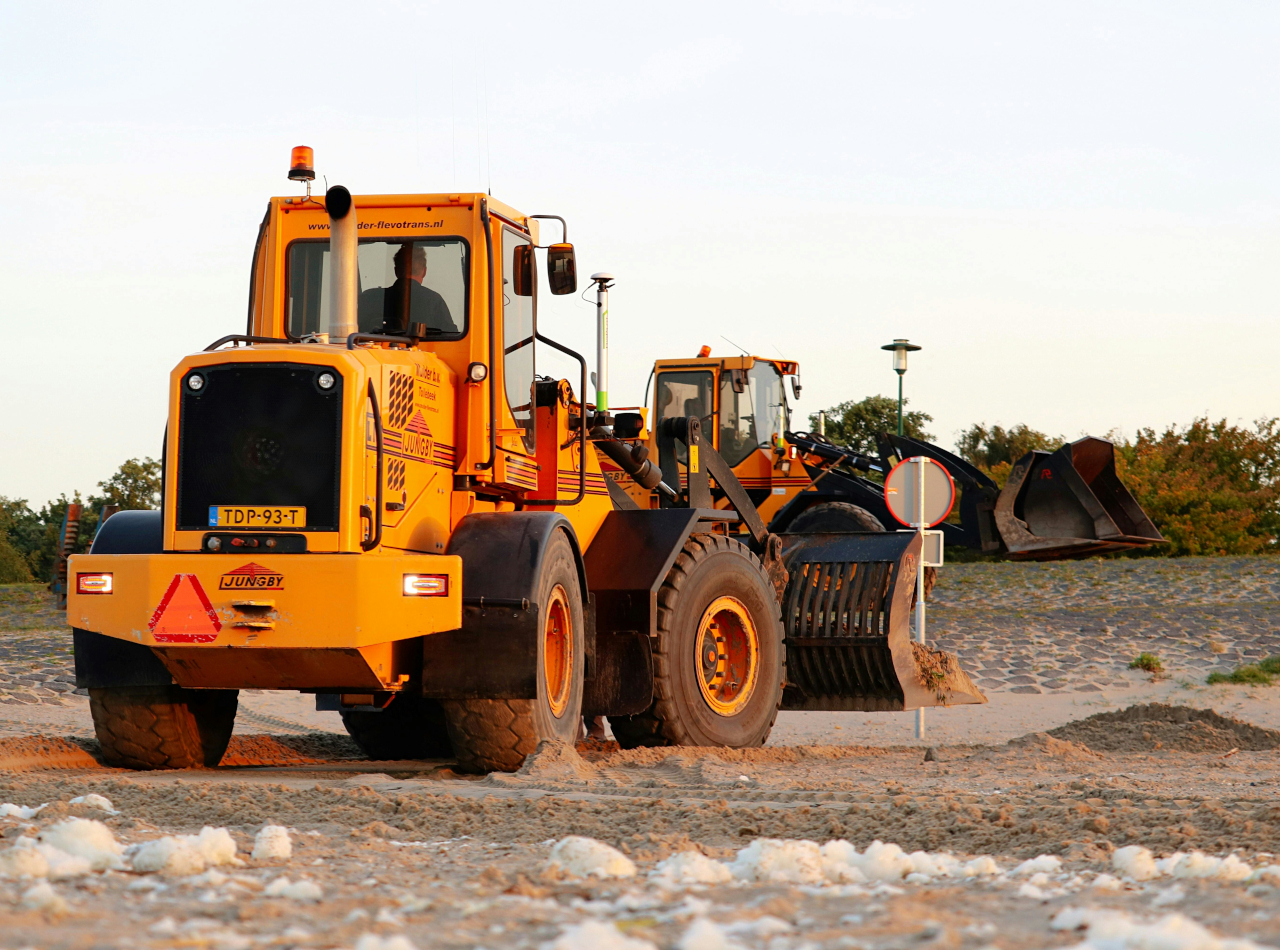 Żółta ładowarka teleskopowa