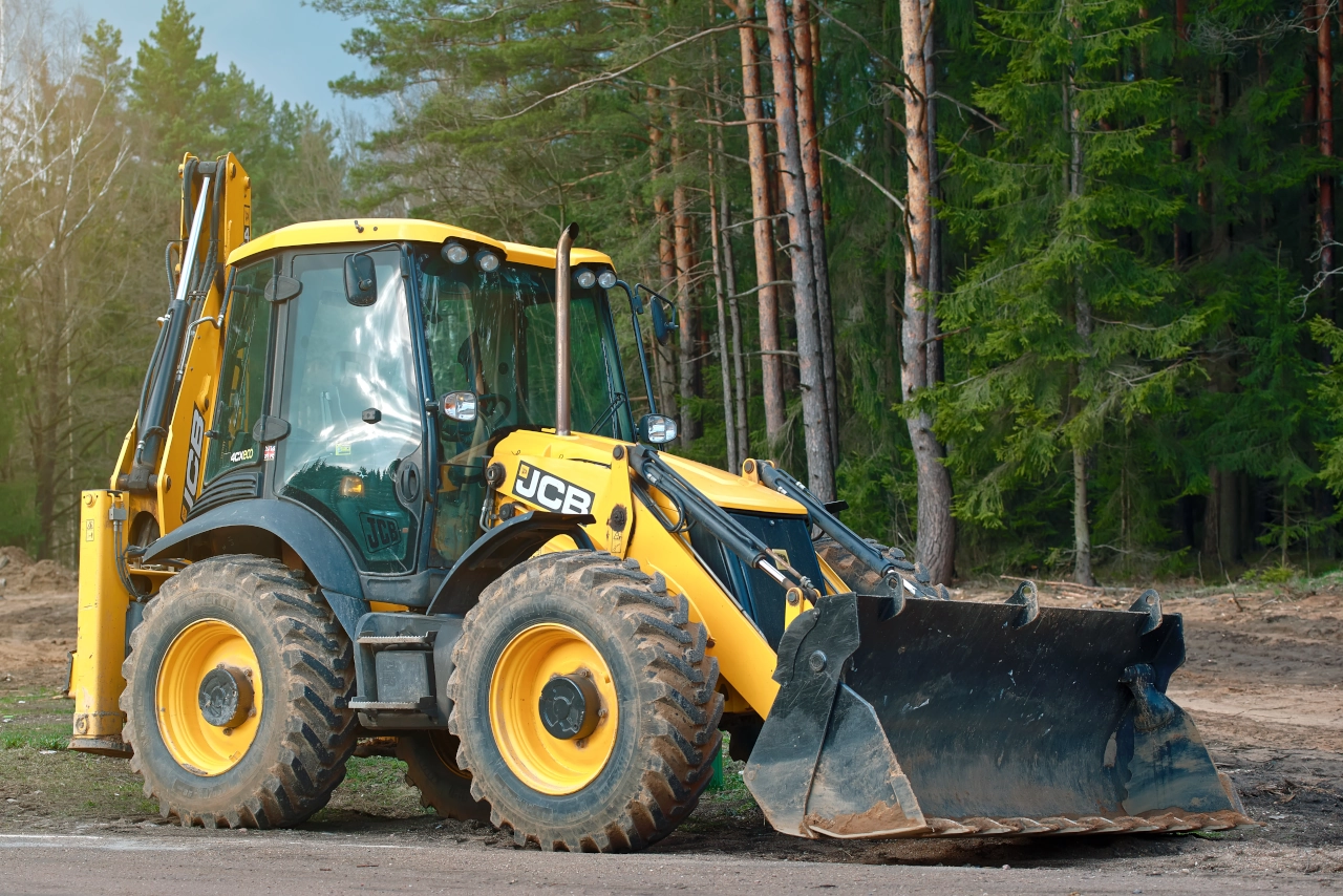 Koparko-ładowarka Hidromek HMK 102S pole