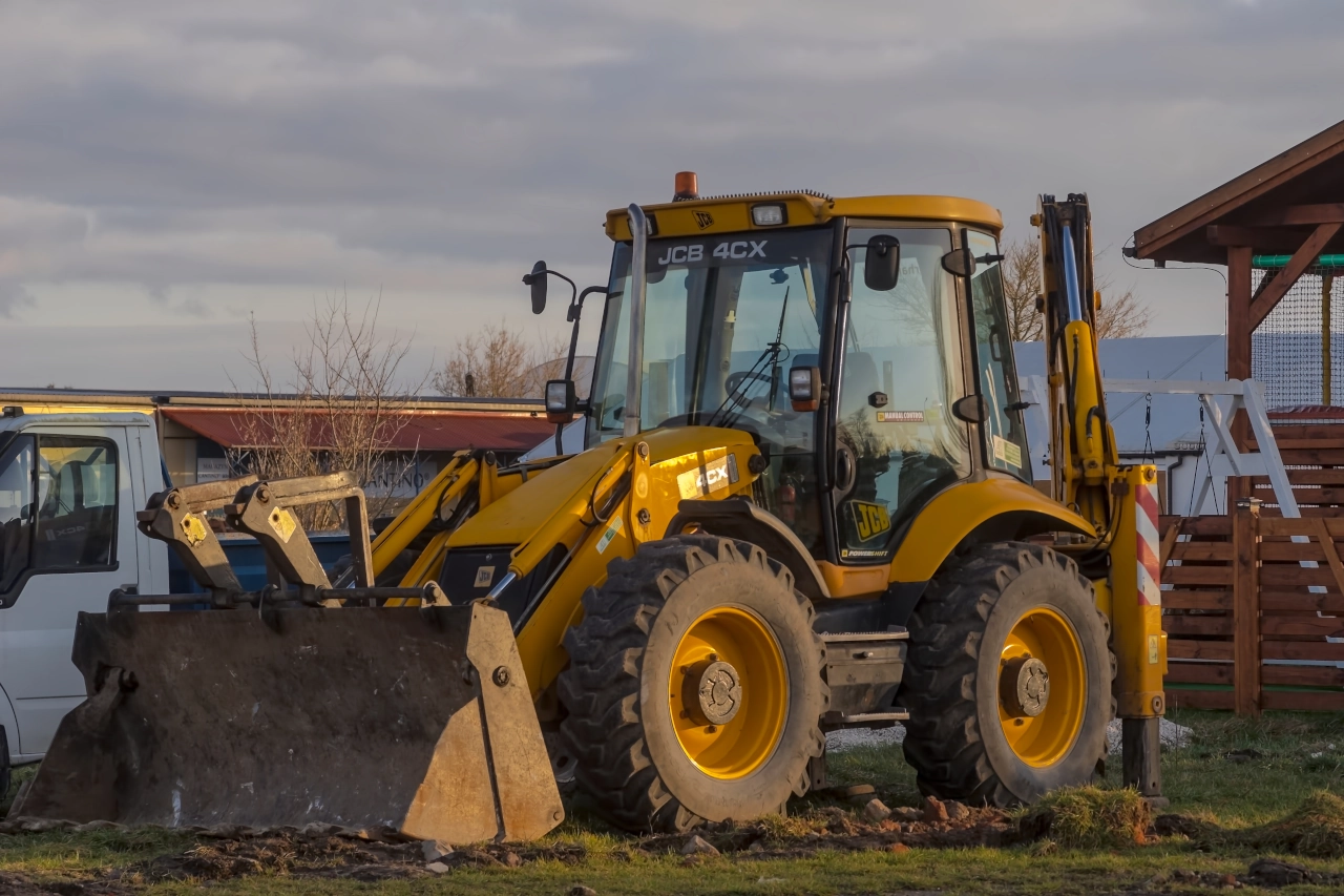 Koparko-ładowarka Hidromek HMK 102S pole