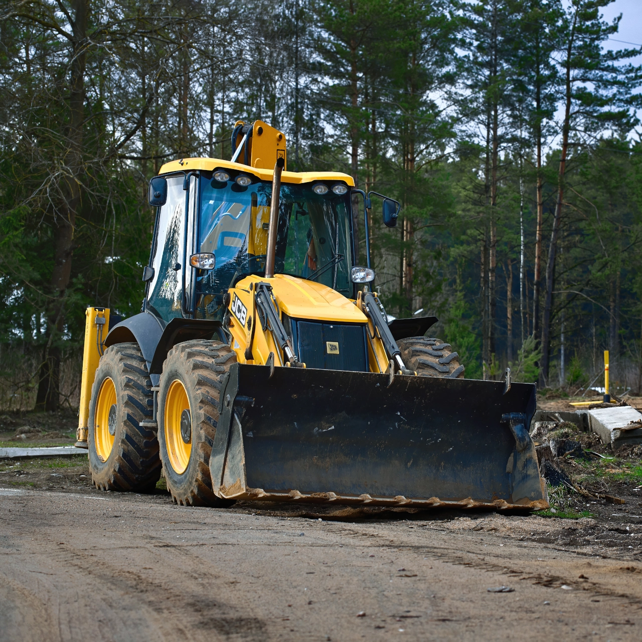 Wnętrze kabiny koparko-ładowarki Hidromek 102S